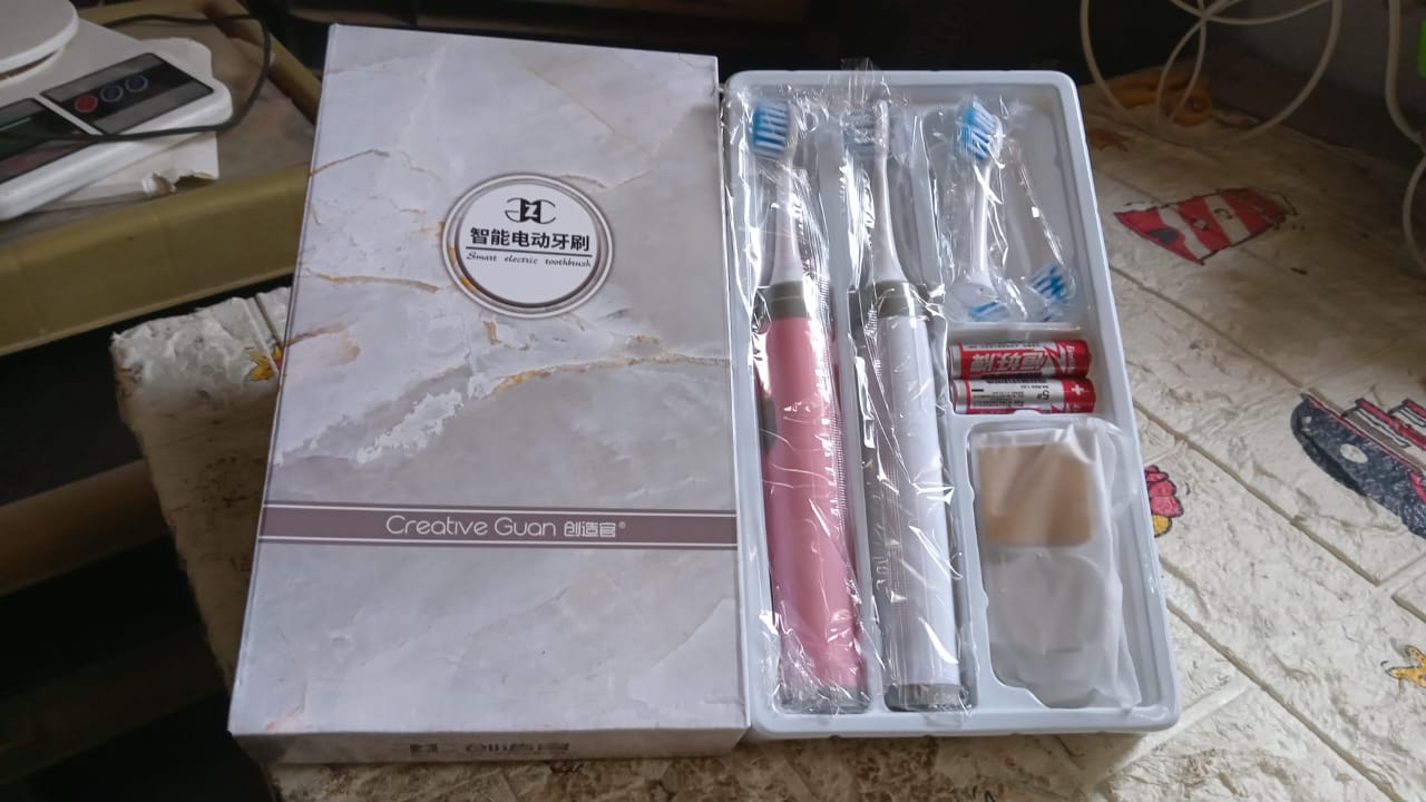 Adult Waterproof Electric Toothbrush Strong Sonic Charging with 4 Toothbrush Head and a toothbrush holder Adult Waterproof Electric Toothbrush Strong Sonic Charging with 4 Toothbrush Head and a toothbrush holder